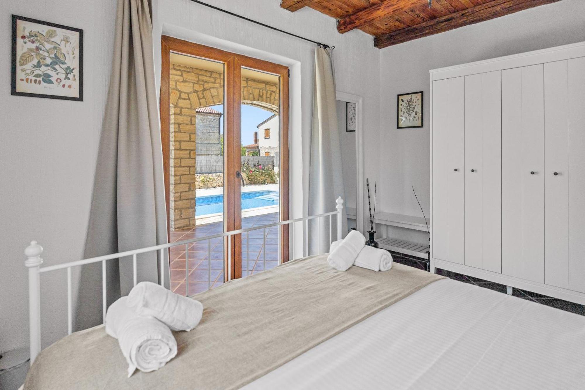 Villa Brioni With Pool By Rentistra Cabrunici Luaran gambar
