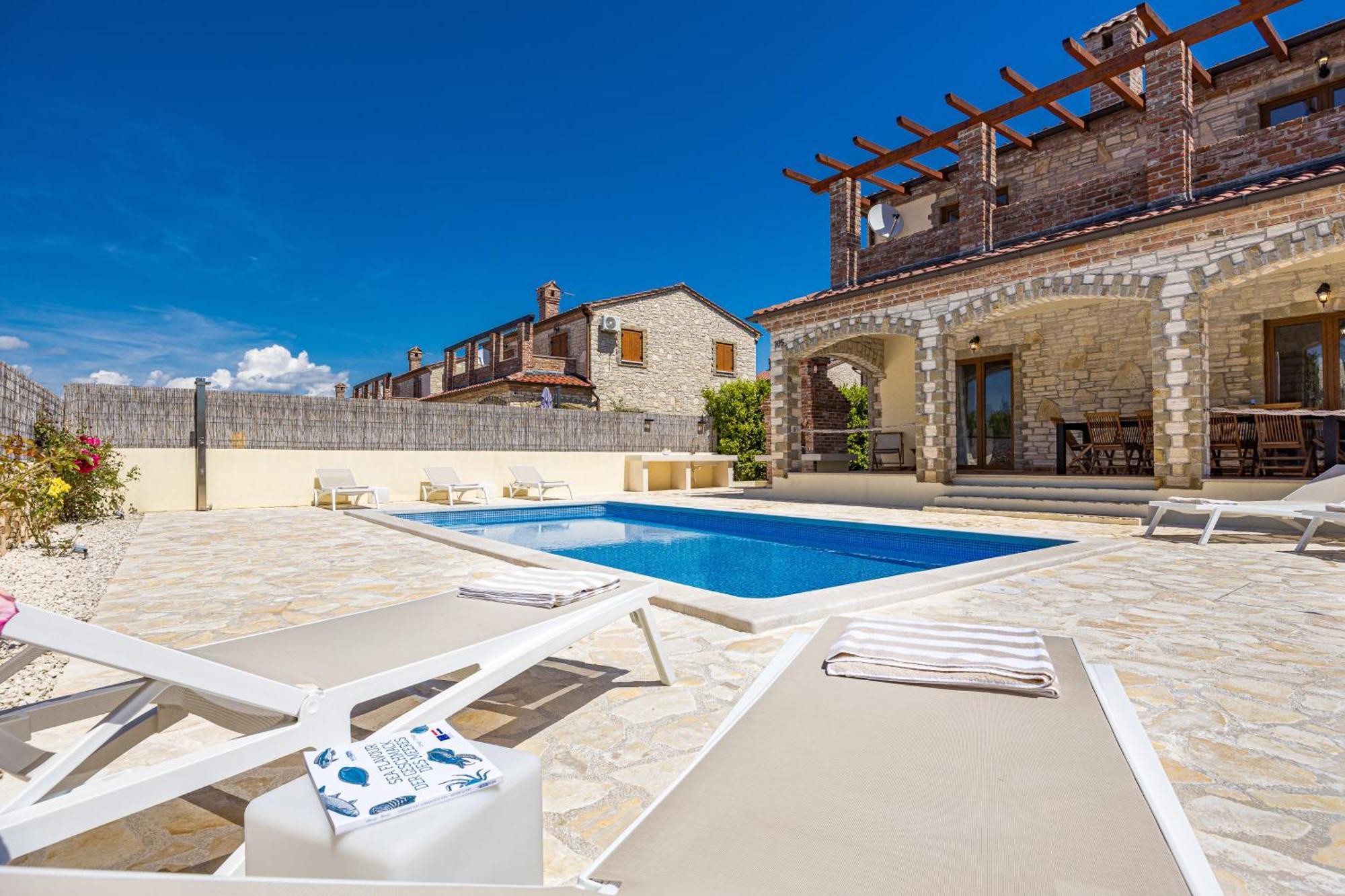 Villa Brioni With Pool By Rentistra Cabrunici Luaran gambar