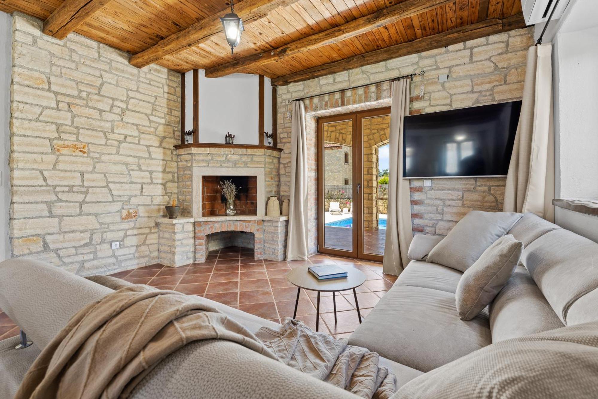 Villa Brioni With Pool By Rentistra Cabrunici Luaran gambar