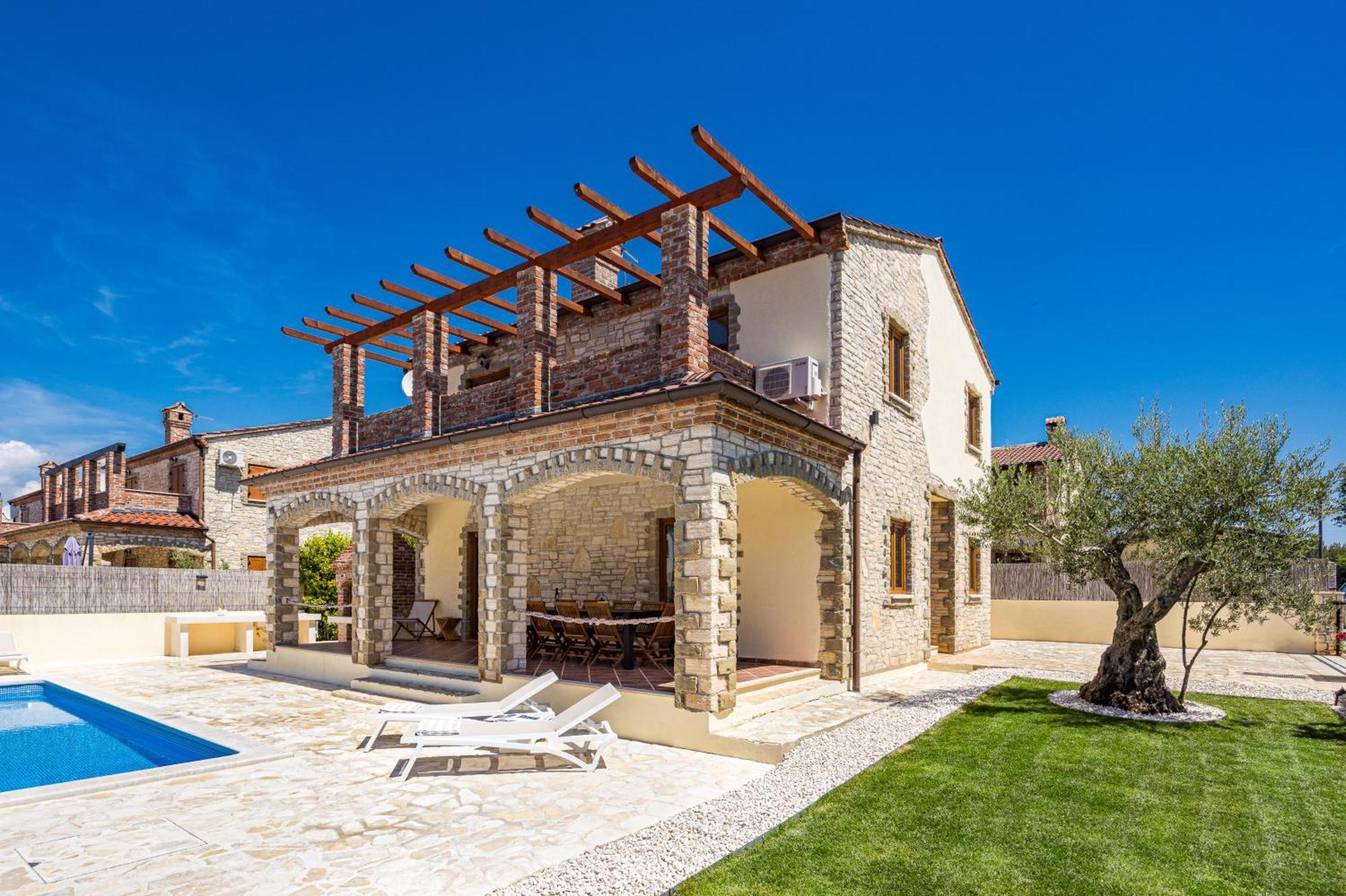Villa Brioni With Pool By Rentistra Cabrunici Luaran gambar