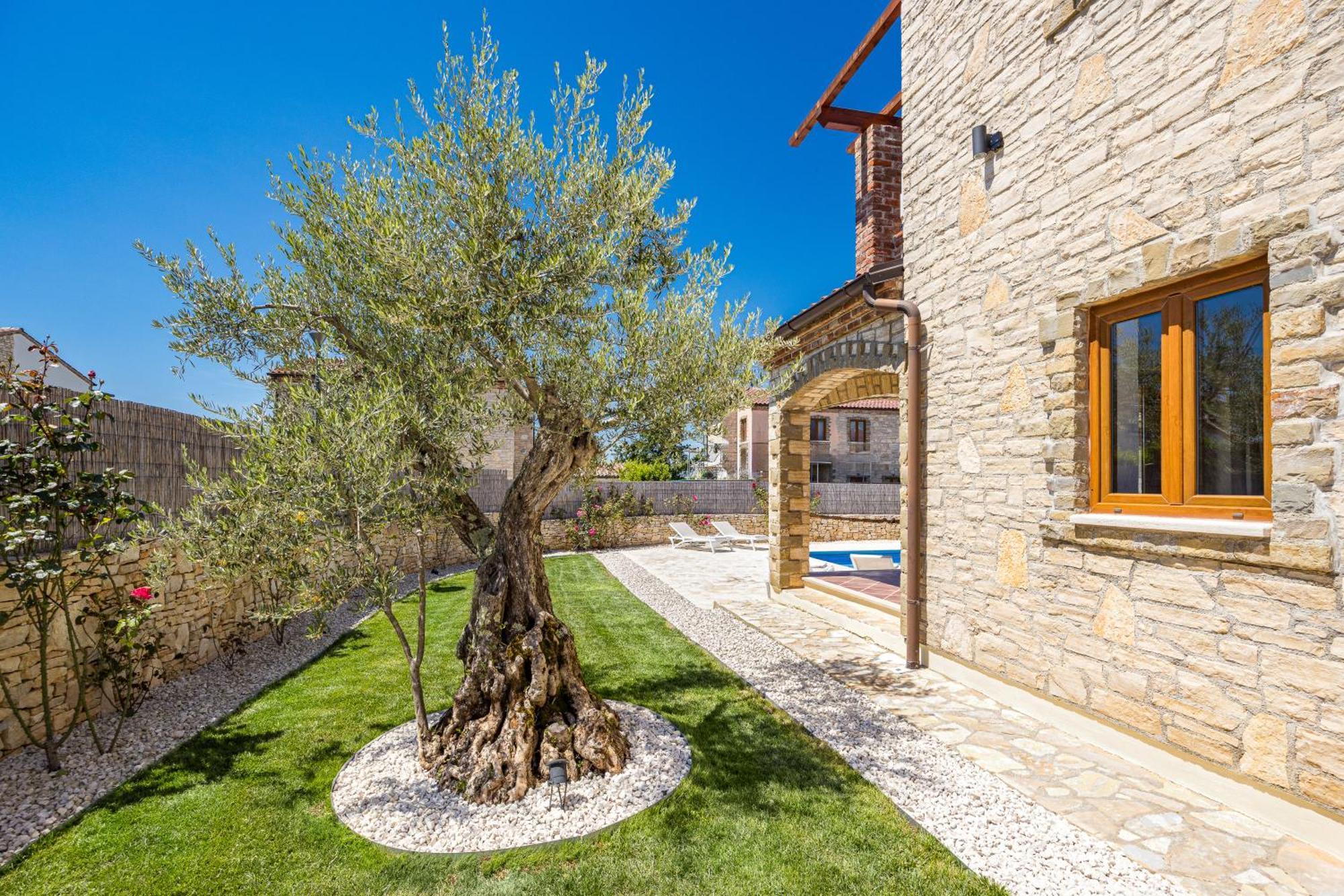 Villa Brioni With Pool By Rentistra Cabrunici Luaran gambar