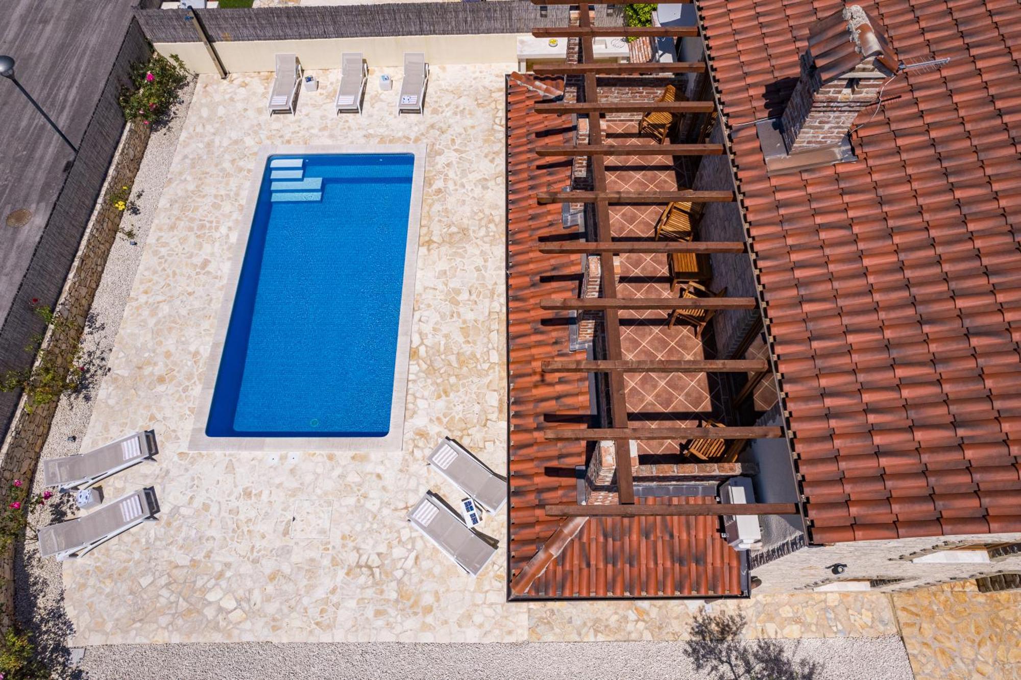 Villa Brioni With Pool By Rentistra Cabrunici Luaran gambar