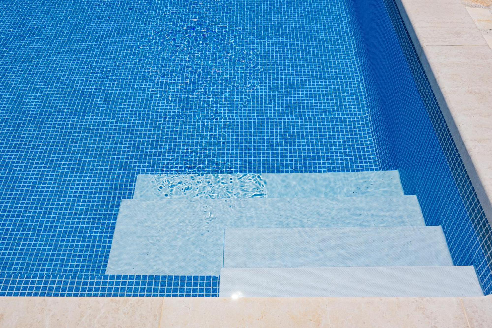 Villa Brioni With Pool By Rentistra Cabrunici Luaran gambar